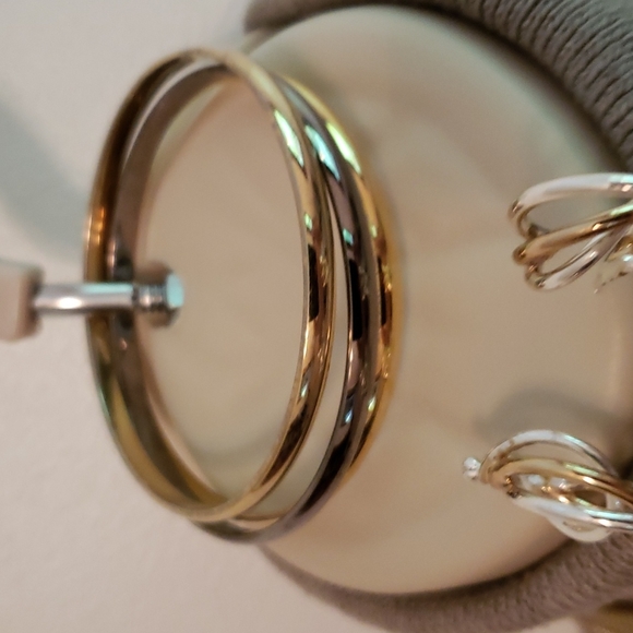 Very pretty silver and gold set.  Necklace, earrings and bracelets. - Picture 4 of 4